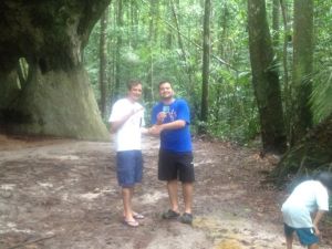 Altamiro e Daniel fazendo uma troca de distintivos em plena Floresta Amazonica