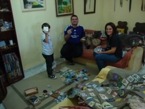 Daniel e Jefferson garimpando distintivos na casa de Raquel, em Minas Gerais